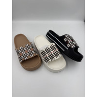 Жіночі шльопанці в клітинку Жіночі шльопанці в клітинку