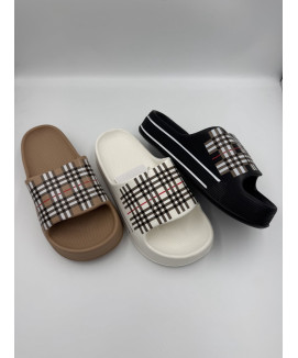 Жіночі шльопанці в клітинку 