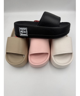 Шльопанці жіночі однотонні на танкетці