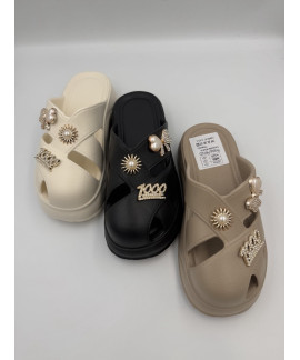 Жіночі шльопанці з аксесуарами