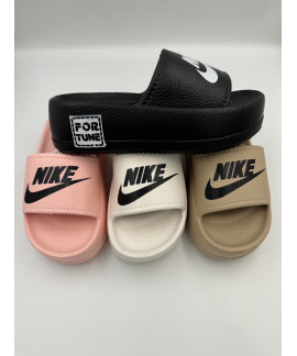 Жіночі шльопанці на танкетці Nike