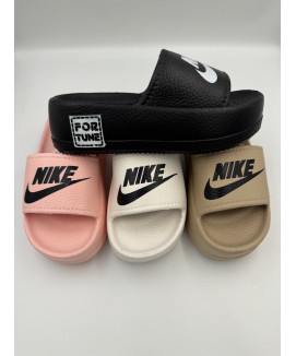 Жіночі шльопанці на танкетці Nike