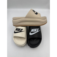 Жіночі шльопанці Nike на танкетці